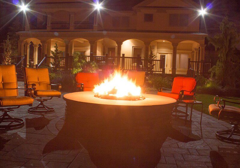 A fire pit in the middle of an outdoor patio.